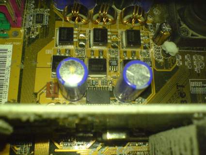 Poškozený kondenzátor na základní desce